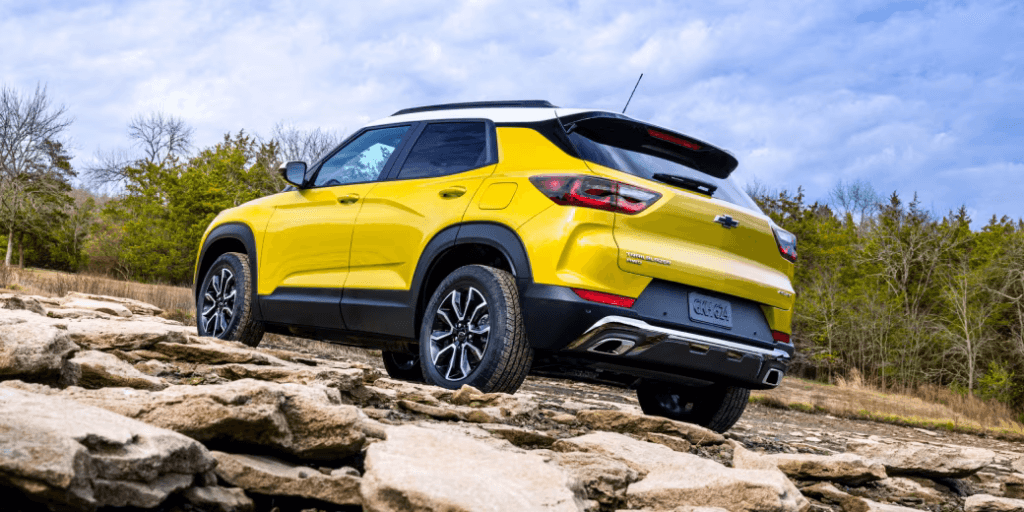 Chevy Trailblazer climbing a hill (1)