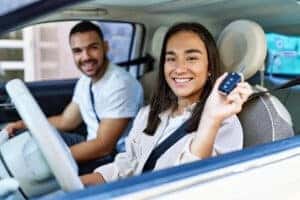 Clientes satisfechos recibiendo préstamos de auto sin documentos